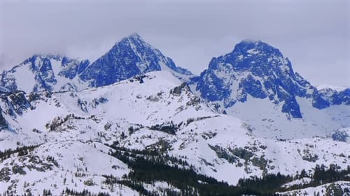 Banner peak Minaret Summit Pass, vista de Mammoth Mountains, Parallax, avión no tripulado de invierno, grupo California