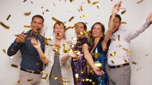 Konzept für Feste, Menschen und Feiertage — Glückliche Freunde auf einer Party unter goldenem Konfetti über Pfingsten...