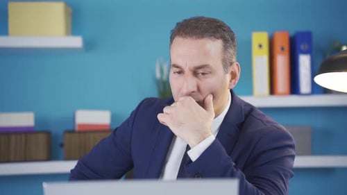 Ein Geschäftsmann, der Probleme im Geschäft hat, ist traurig und frustriert.