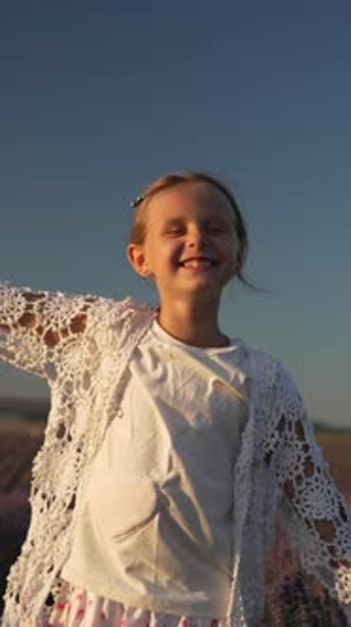 Menina Happy Lavender Child rindo e brincando em um campo roxo ensolarado, alegre e despreocupada