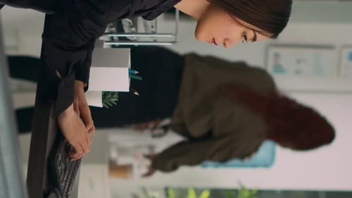 Vertikales Video Asiatischer Programmierer, der Big Data-Code auf dem Computer eingibt, um am App-Entwicklungsprogramm