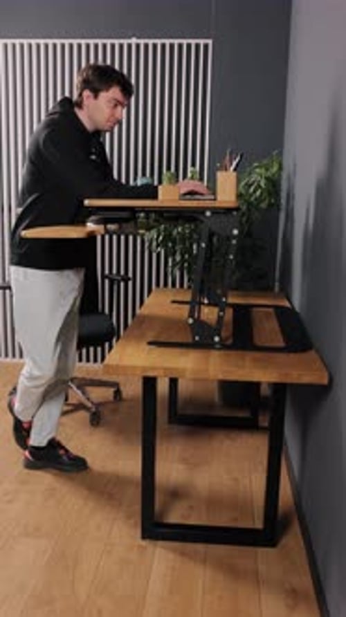 Büroaufgaben, Schreibtischarbeit, moderne Einrichtung