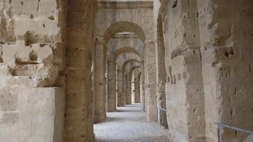 Promenade dans le passage de l'ancien amphithéâtre d'El Jem, en Tunisie.
Suivi