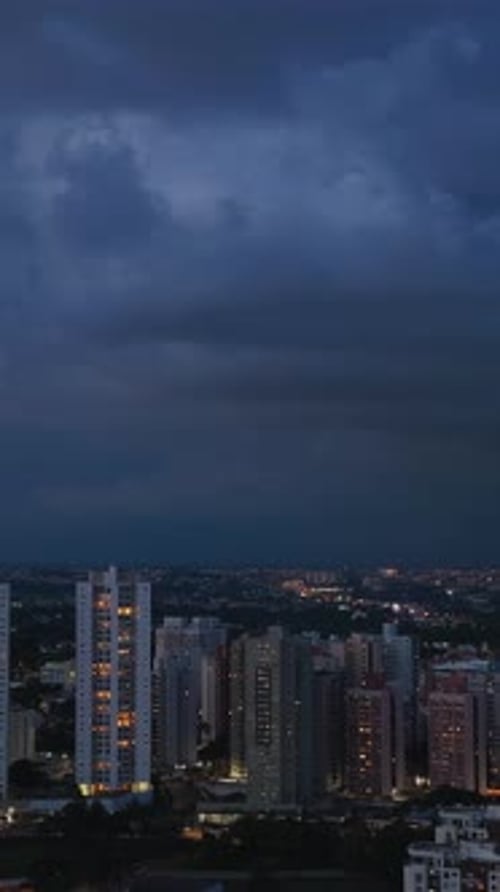 Nubes de relámpagos cambiantes sobre el océano con nubes de relámpagos oscuros y nubes de relámpagos pesados