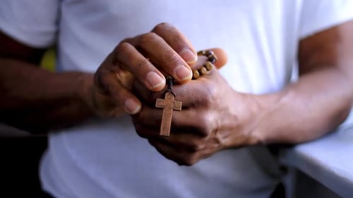 Mann betet mit Kreuz in der Hand — Stockvideos