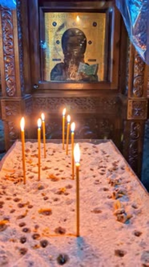 Des bougies de prière orthodoxes brillent dans le monastère de Jvari, vue verticale