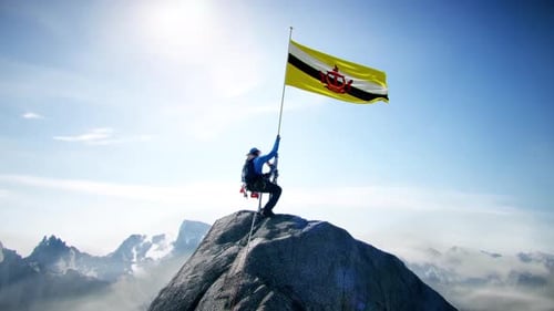 Alpiniste tenant le drapeau du Brunei au sommet de la montagne