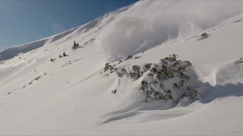 Snowboarden im Pulverschnee Snowboarden