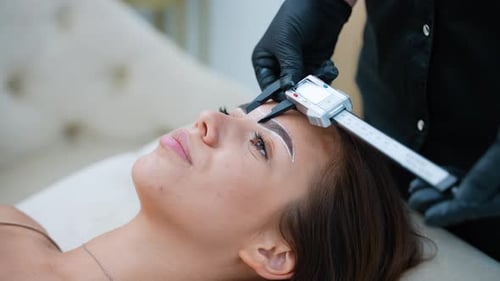 Mesure de la symétrie des sourcils avant le maquillage permanent