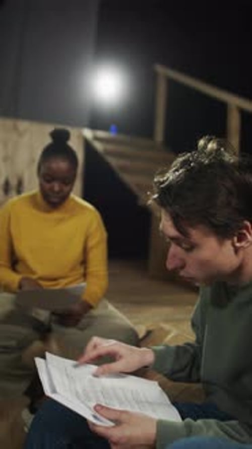 Schauspieler liest Drehbuch und übt Rede auf der Theaterbühne