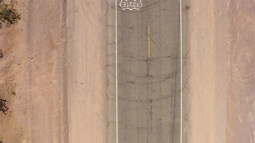 Schwarzer SUV fährt tagsüber einen schmalen Teil der Route 66 in Kalifornien, USA, hinunter