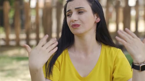 La femme qui suffoque à cause de la chaleur.