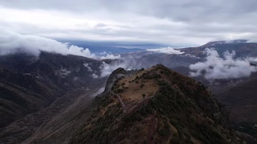 Vidéo aérienne au-dessus de la forteresse de Smbatabert en Arménie