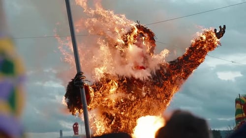 Feuriges Bildnis Ascend (queima do mascarado) beim Karneval von Podence