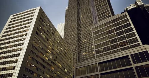 Horizonte de la ciudad al anochecer con arquitectura moderna y edificios imponentes