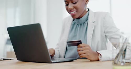 E-Commerce, Online-Shopping und schwarze Frau mit Kreditkarte, Laptop und Lächeln für Rabatt
