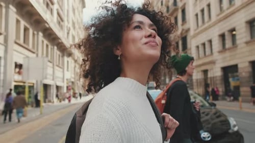 Jovem turista está caminhando ao longo de uma faixa de pedestres