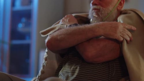 Un homme âgé en maison de retraite ou à l'hôpital souffre d'un coronavirus, d'un manque d'air et d'une toux