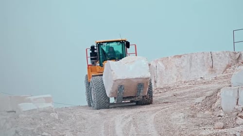 Steinbruchlader mit Blocklast
