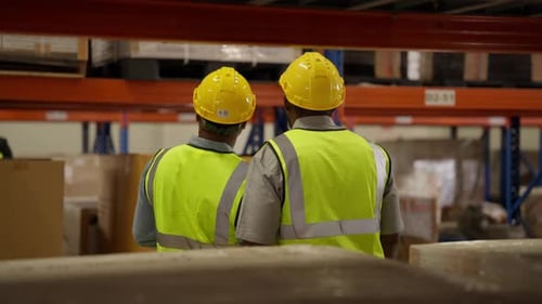 Trabalhador de armazém controlando caixas no armazém