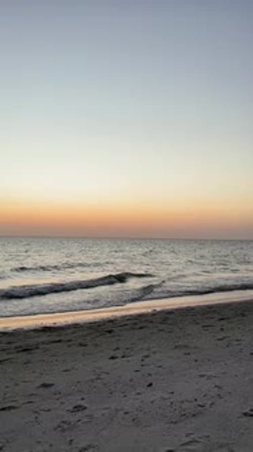 Strandwellen bei Sonnenuntergang