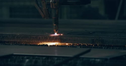 Plasmaschneiden von Metall, CNC-Stahltechnik, Schweißen, Funken, Metallindustrie