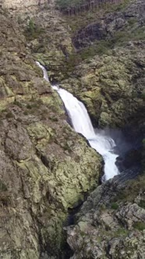 Vista aérea de la cascada del río en las montañas Vista aérea