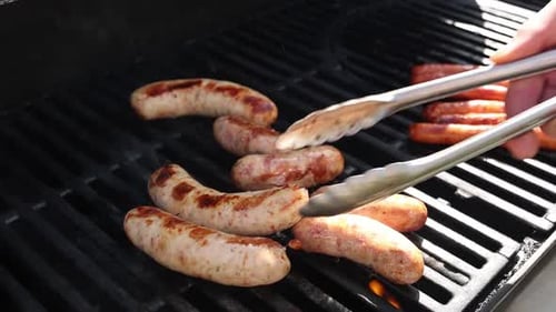 Würste werden auf dem Grill zubereitet.