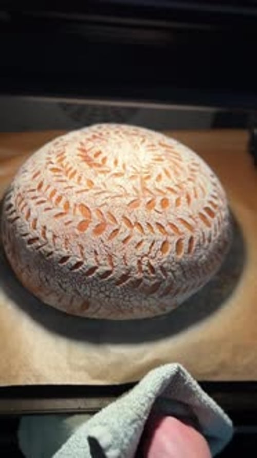 Artisan Bread Creation in Progress Genießen Sie all die schönen Backmomente und halten Sie sie fest