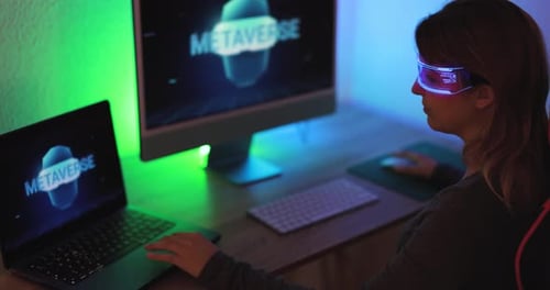 Junge Frau erkundet das Metaversum zu Hause mit einer Augmented-Reality-Brille