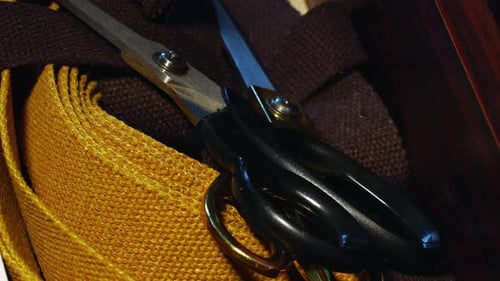 Tijeras y tela en una sombra en movimiento