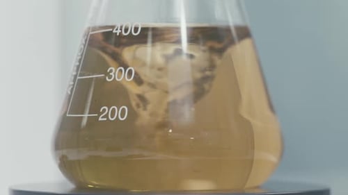 Reagenzgläser mit chemischen Flüssigkeiten bei der Arbeit in einem modernen Labor umrühren