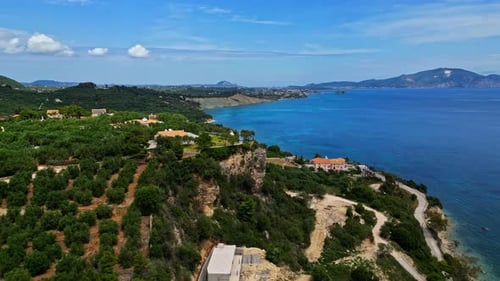 Küstenlandschaft mit blauem Meer und Häusern auf Klippen - Drohnenaufnahme