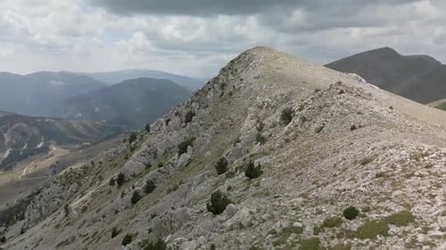 Vue aérienne suivant la falaise du sommet de la montagne à La Cerdagne, Catalogne 4k