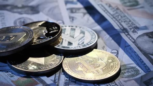 Les pièces symboliques de Bitcoin et d'Altcoins tournent sur des billets de cent dollars