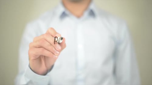 Hombre pendiente de pago que escribe en pantalla transparente