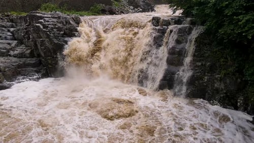 Aufnahmen eines Wasserfalls mit hohem Durchfluss während der Flut