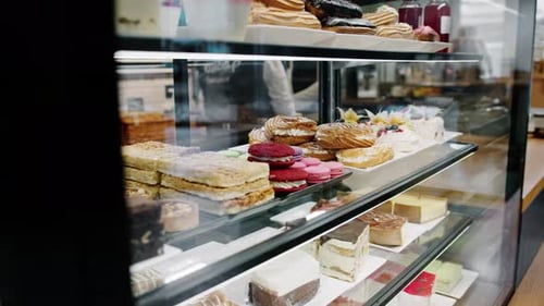 Theke voller köstlicher Brötchen und Backwaren in einem Geschäft, einer Bäckerei