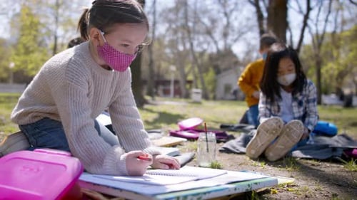 Los niños de primaria aprenden al aire libre en los parques de la ciudad durante la pandemia