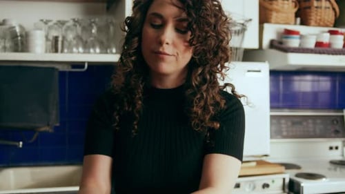 Kochen Sie Gemüse zum Zubereiten von Gemüse in einer großen Küche mit einer Reihe von A