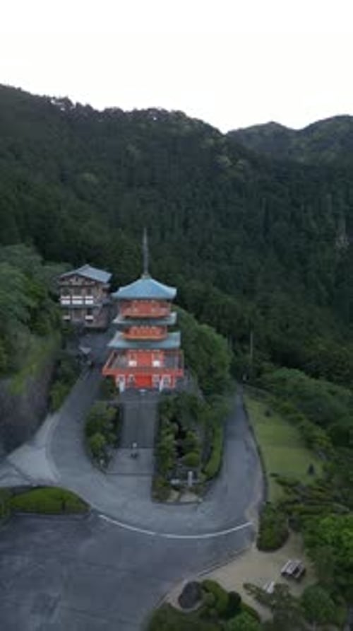 Pagode Seiganto-ji et cascade de Nachi no Taki sur la péninsule de Kii au Japon