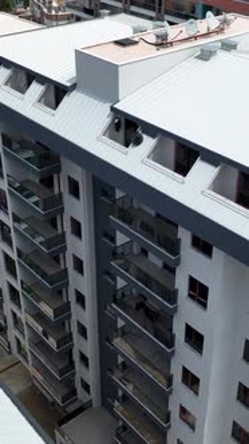 Vídeo vertical Construyendo un rascacielos Vista aérea de un proyecto de construcción