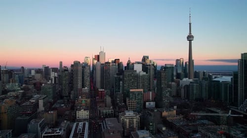 Skyline von Toronto bei Sonnenuntergang, 4K-Drohnenaufnahme mit CN Tower. Kanada.