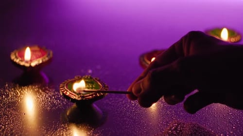 Célébrez Diwali avec des bougies traditionnelles lumineuses