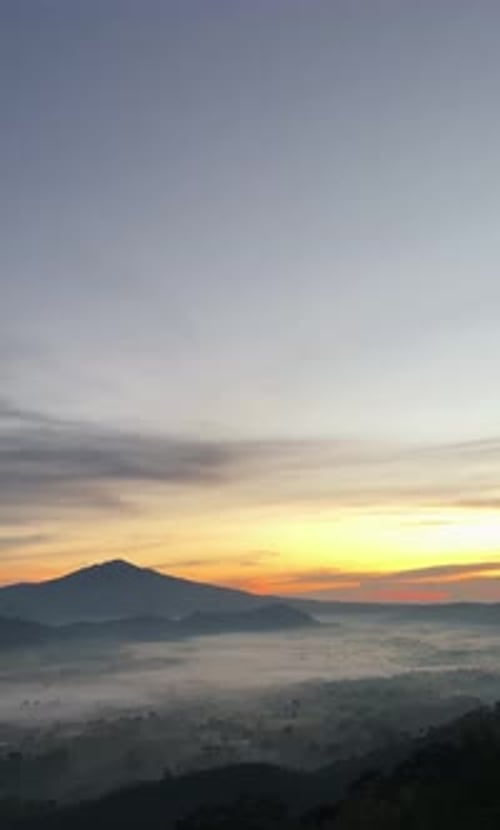 atmosfera vertical do nascer do sol na bela natureza das montanhas