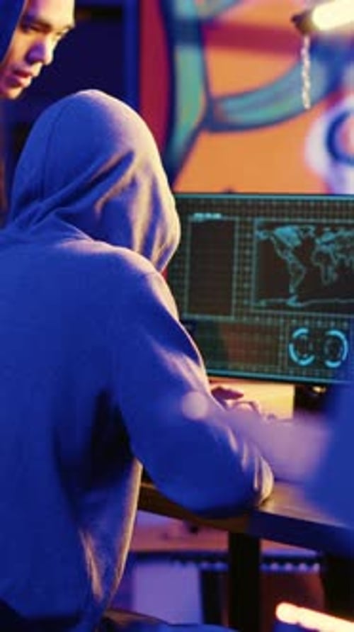 Un hacker vidéo vertical apprend à un jeune à pirater des PC