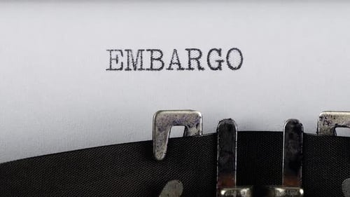 Le mot EMBARGO est écrit sur une machine à écrire rétro.