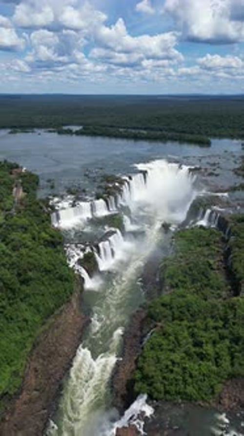Vue aérienne des chutes d'Iguazu, site touristique de Foz do Iguacu, au Brésil et de Misiones, en Argentine.