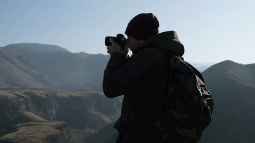 Vue arrière : Un gars prend une photo de la région pittoresque du matin, Fog Highlands