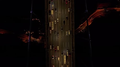 Vista aérea del puente Fatih Sultan Mehmet por la noche, Turquía.